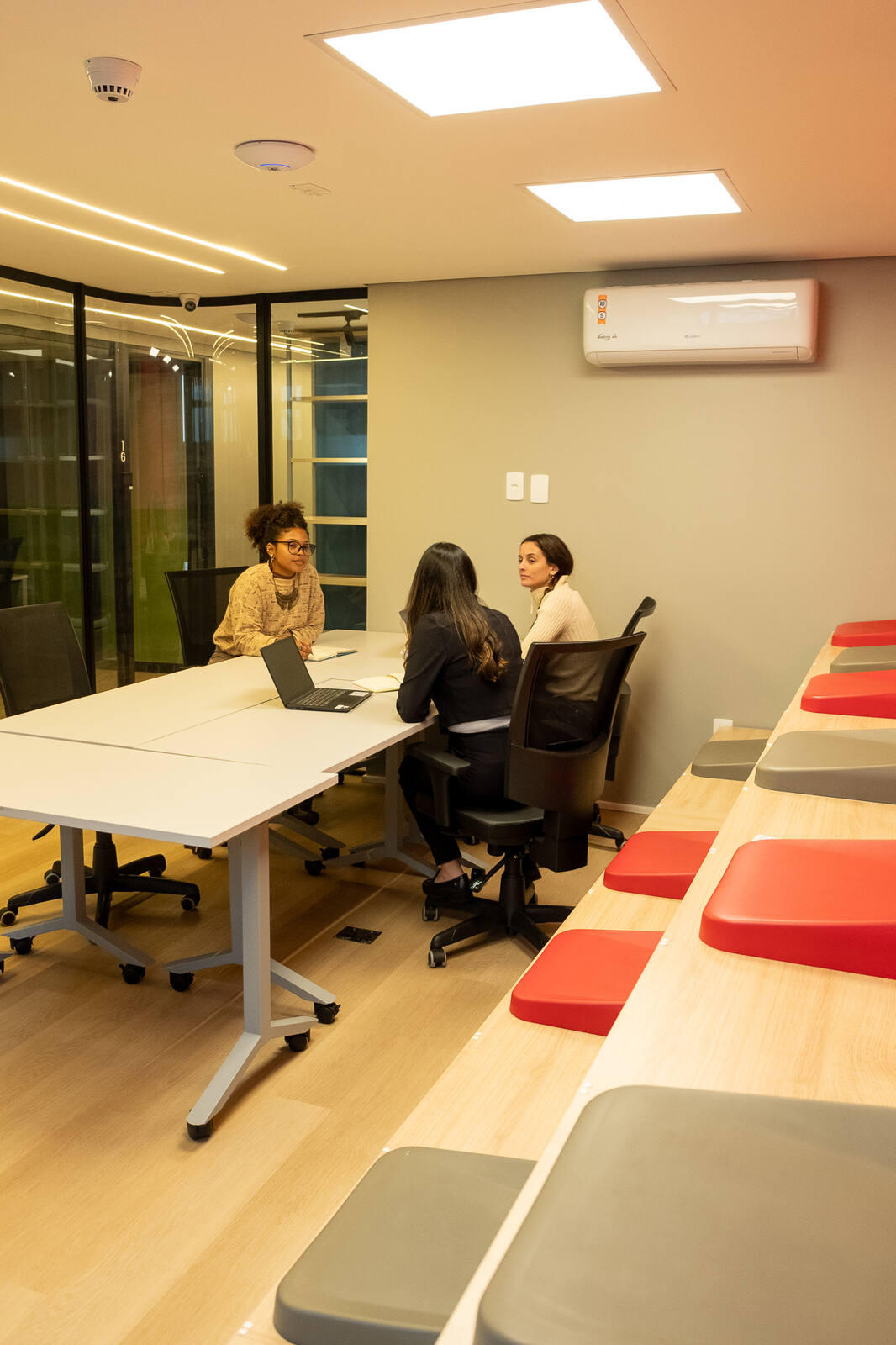 Atendimento humano em sala de reunião do Impact Hub Floripa