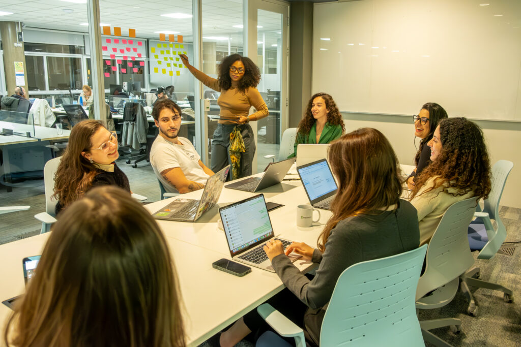 Coworking para empresas: mesa fixa ou escritório privativo?