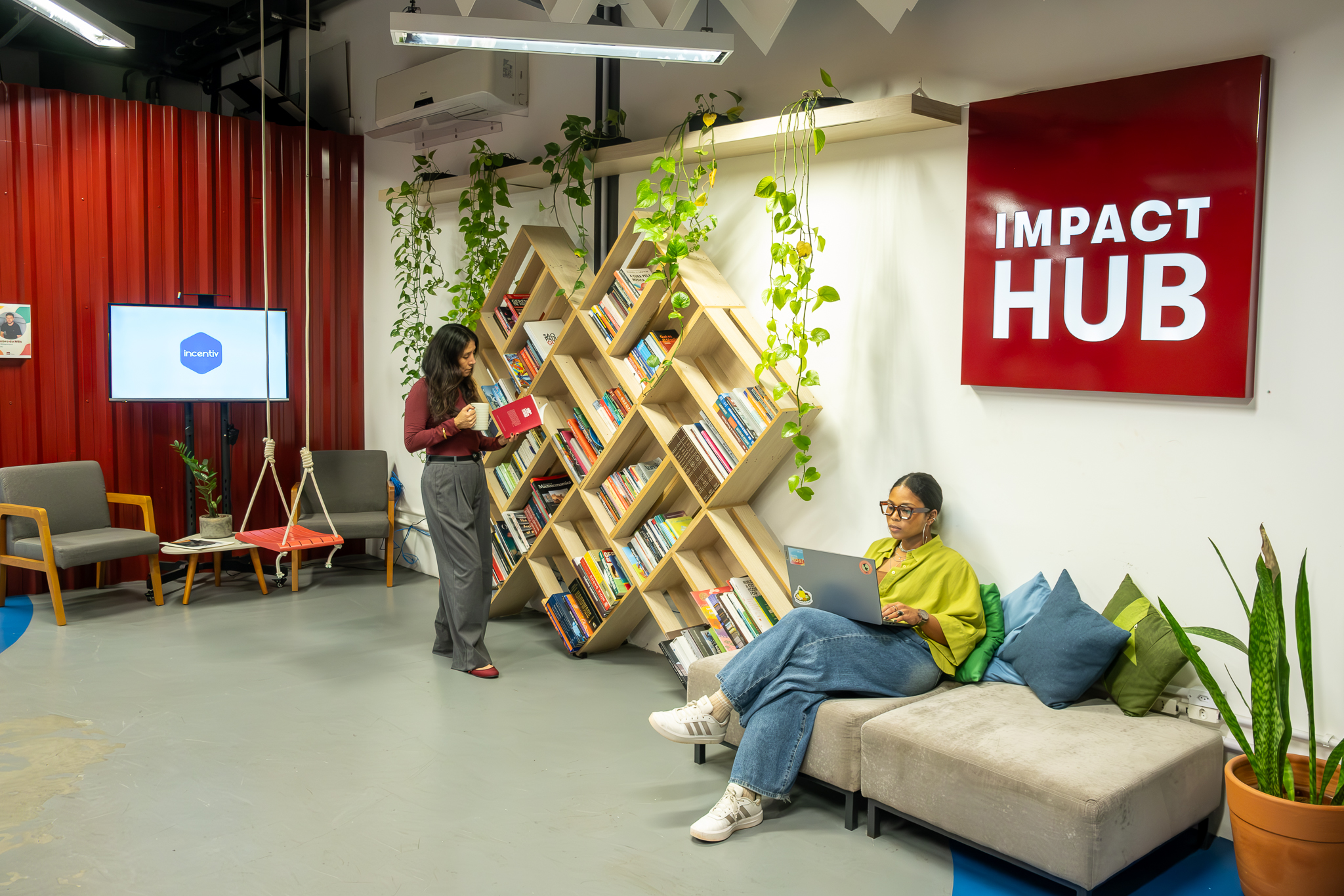 Área de convivência da unidade Primavera do Impact Hub Floripa, em Saco Grande